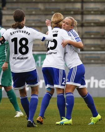Frankfurt Tor fuer Frankfurt in der zweiten Spielminute. Es jubeln darueber Saskia Bartusiak (FFC, 25), Mandy Islacker (FFC, 17) und dazu gesellt sich Kerstin Garefrekes (FFC, 18) , Copyright: RRZ Eibner-Pressefoto EP_RRZ