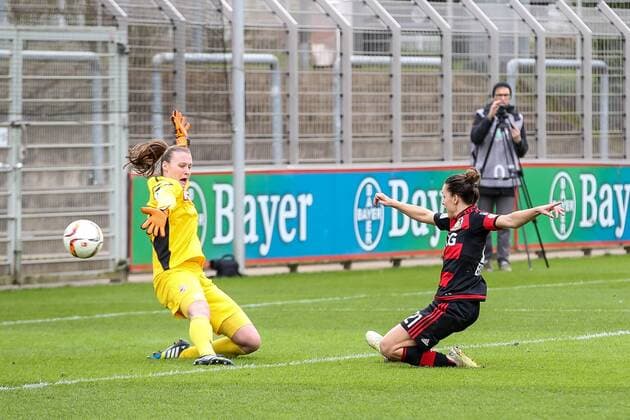 Leverkusen vl. Lena Nuding (Torwart, Torhueter, Torhueterin, Keeper, Koeln, 1), Francesca Weber (Leverkusen, 21) schiesst das Tor zum 1:0, Bayer 04 Leverkusen - 1. FC Koeln, Fussball, Damen, Frauen, Allianz Frauen-Bundesliga, Spieltag 17, 27.03.2016 Copyright: Horn Eibner-Pressefoto EP_BHN