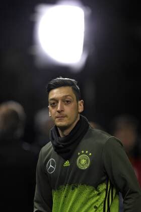 26.03.2016, Fussball Nationalmannschaft, Freundschaftsspiel Deutschland - England, im Olympiastadion Berlin. Mesut Özil (Deutschland) nachdenklich. 