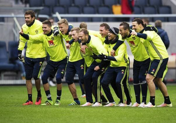 160328 Andreas Isaksson, Mikael Lustig, Pontus Wernbloom, Sebastian Larsson, Andreas Granqvist, Kim Källström, Martin Olsson, Emir Kujovic och Zlatan Ibrahimovic - Training Nationalteam Schweden, 28.03.2016 in Stockholm.  Copyright: JOELxMARKLUND BB160328JM010