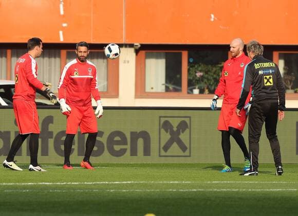 Fußball, Training Nationalteam Österreich SOCCER - AUT vs TUR, test match, preview VIENNA,AUSTRIA,28.MAR.16 - SOCCER - OEFB international match Länderspiel Austria vs Turkey, friendly match, preview, training team AUT. Image shows Heinz Lindner, Ramazan Oezcan, Robert Almer and goalkeeper coach Klaus Lindenberger (AUT). Picture shot with a Canon EOS-1D X Mark II sample. GEPAxpictures xChristianxOrt
