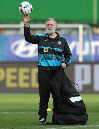 Fußball, Training Nationalteam Österreich SOCCER - AUT vs TUR, test match, preview VIENNA,AUSTRIA,28.MAR.16 - SOCCER - OEFB international match Länderspiel Austria vs Turkey, friendly match, preview, training team AUT. Image shows athlete coach Roger Spry (AUT). Picture shot with a Canon EOS-1D X Mark II sample. GEPAxpictures xChristianxOrt