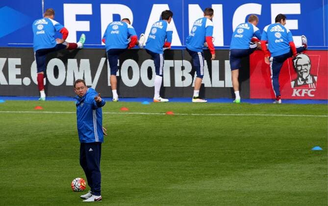 PARIS, FRANCE. MARCH 28, 2016. Russia s head coach Leonid Slutsky (front) at a training session of the Russian national team Nationalteam at the Stad de France Stadium, ahead of a football friendly against France. Alexander Demianchuk TASS  TS01DC61
