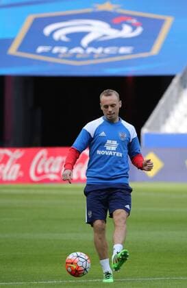 PARIS, FRANCE. MARCH 28, 2016. Player Denis Glushakov kicks the ball in a training session of the Russian national team Nationalteam at the Stad de France Stadium, for a warm-up football friendly against France before Euro 2016. Alexander Demianchuk TASS  TS01DC5E