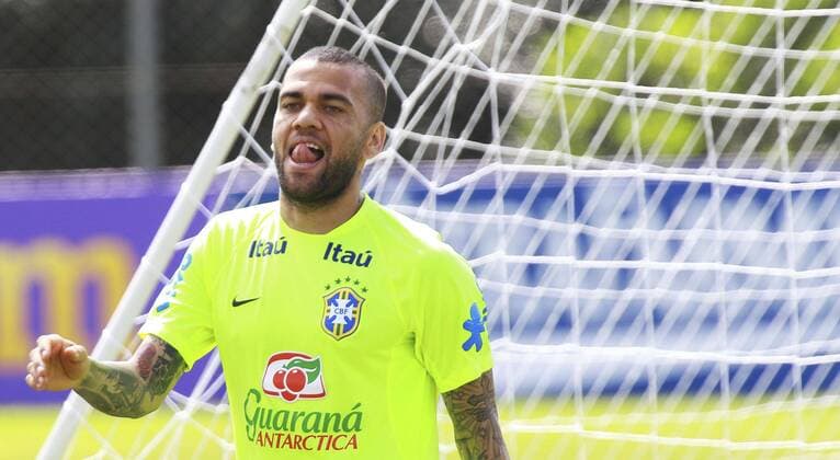 Fußball, Training Nationalteam Brasilien Brazilian soccer team defender Dani Alves (C) during a training session at the Vila Ventura hotel, in Viamao, Brazil, 28 March 2016. Brazil will face Paraguay on 29 March 2016 in a Russia 2018 qualifier game. Brazilian National Soccer team training session !ACHTUNG: NUR REDAKTIONELLE NUTZUNG!  20160328-635947890108147837