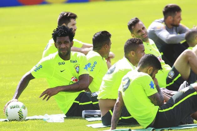 Fußball, Training Nationalteam Brasilien Brazilian soccer team defender Carlos Gilberto Nascimento Silva Gil (L) during a training session at the Vila Ventura hotel, in Viamao, Brazil, 28 March 2016. Brazil will face Paraguay on 29 March 2016 in a Russia 2018 qualifier game. Brazilian National Soccer team training session !ACHTUNG: NUR REDAKTIONELLE NUTZUNG!  20160328-635947890801407393
