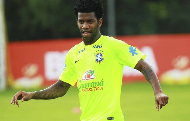 Fußball, Training Nationalteam Brasilien Brazilian soccer team defender Carlos Gilberto Nascimento Silva Gil (C) during a training session at the Vila Ventura hotel, in Viamao, Brazil, 28 March 2016. Brazil will face Paraguay on 29 March 2016 in a Russia 2018 qualifier game. Brazilian National Soccer team training session !ACHTUNG: NUR REDAKTIONELLE NUTZUNG!  20160328-635947890771299586