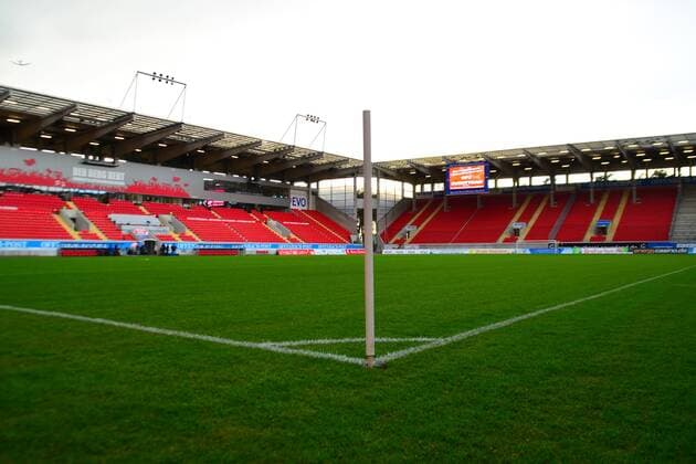 28.03.2016 xfwx Offenbach, Sparda-Bank-Hessen-Stadion , Regionalliga Süd, Offenbacher Kickers (OFC) Kickers Offenbach gegen SV 07 Elversberg Stadionansichten Blick auf die Henninger Tribüne: ca. 3.950 Sitzplätze mit dem SChriftzug OFC