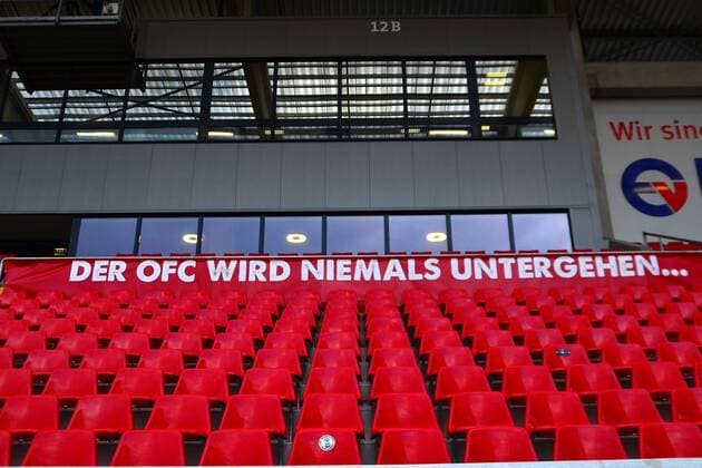 Fußball, Stadiongeschichte Kickers Offenbach 28.03.2016 xfwx Offenbach, Sparda-Bank-Hessen-Stadion , Regionalliga Süd, Offenbacher Kickers (OFC) Kickers Offenbach gegen SV 07 Elversberg Stadionansichten die Haupttribüne mit dem Schriftzug der OFC wird niemals untergehen