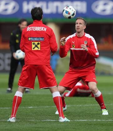SOCCER - AUT vs TUR, test match, preview VIENNA,AUSTRIA,28.MAR.16 - SOCCER - OEFB international match Länderspiel Austria vs Turkey, friendly match, preview, training team AUT. Image shows Gyoergy Garics and Marc Janko (AUT). Picture shot with a Canon EOS-1D X Mark II sample. GEPAxpictures xChristianxOrt