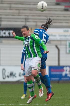 v.li.: Jasmin Sehan (VfL Wolfsburg II, 20) im Kopfballduell, Kopfball, Zweikampf mit Rieke Dieckmann (SV Meppen, 6), Fussball, 2. Frauen-Bundesliga Nord, SV Meppen - VfL Wolfsburg II, xobx