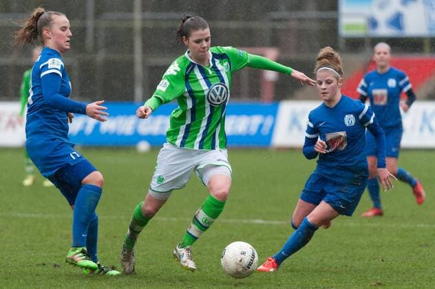 v.li.: Franziska Gieseke (SV Meppen, 17), Katharina Runge (VfL Wolfsburg II, 14) und Nele Schomaker (SV Meppen, 7) im Dreikampf, Fussball, 2. Frauen-Bundesliga Nord, SV Meppen - VfL Wolfsburg II, xobx