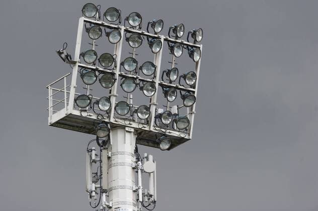 Ein Flutlichtmast der Hänsch-Arena, dunkle Wolken, grauer Himmel, Flutlicht, Symbolfoto, Symbolbild Fussball, Fußball, Stadion, Fussball, 2. Frauen-Bundesliga Nord, SV Meppen - VfL Wolfsburg II, xobx