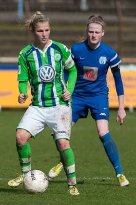 v.li.: Lyn Meyer (VfL Wolfsburg II, 6) im Zweikampf mit Sarah Schulte (SV Meppen, 16), Fussball, 2. Frauen-Bundesliga Nord, SV Meppen - VfL Wolfsburg II, xobx