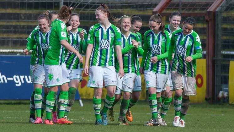 Die Spielerinnen des VfL Wolfsburg II mit Torjubel, Jubel, Freude über das Tor zum 1:1, Fussball, 2. Frauen-Bundesliga Nord, SV Meppen - VfL Wolfsburg II, xobx