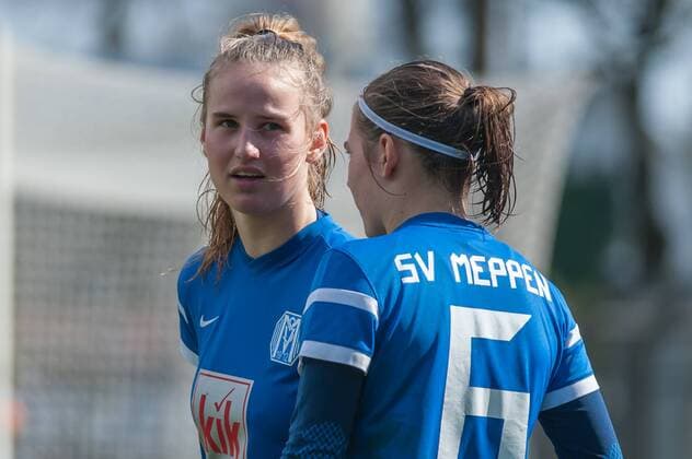 v.li.: Franziska Gieseke (SV Meppen, 17) und Rieke Dieckmann (SV Meppen, 6) besprechen sich, unterhalten sich, Gespräch, Absprache, Fussball, 2. Frauen-Bundesliga Nord, SV Meppen - VfL Wolfsburg II, xobx