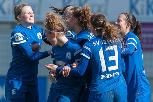 Die Spielerinnen des SV Meppen mit Torjubel, Jubel, Freude über das Tor zum 2:1, Fussball, 2. Frauen-Bundesliga Nord, SV Meppen - VfL Wolfsburg II, xobx