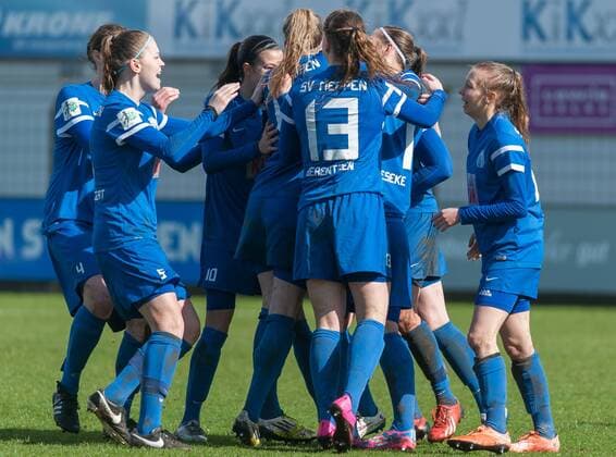 Die Spielerinnen des SV Meppen mit Torjubel, Jubel, Freude über das Tor zum 2:1, Fussball, 2. Frauen-Bundesliga Nord, SV Meppen - VfL Wolfsburg II, xobx