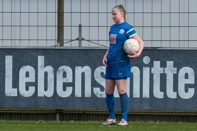 Janna Härtel (Hartel, Haertel, SV Meppen, 20) steht zum Einwurf bereit, Freisteller, Einzelbild, Aktion, Fussball, 2. Frauen-Bundesliga Nord, SV Meppen - VfL Wolfsburg II, xobx