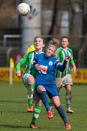 v.li.: Michaela Brandenburg (VfL Wolfsburg II, 18) im Zweikampf mit Nele Schomaker (SV Meppen, 7), Fussball, 2. Frauen-Bundesliga Nord, SV Meppen - VfL Wolfsburg II, xobx