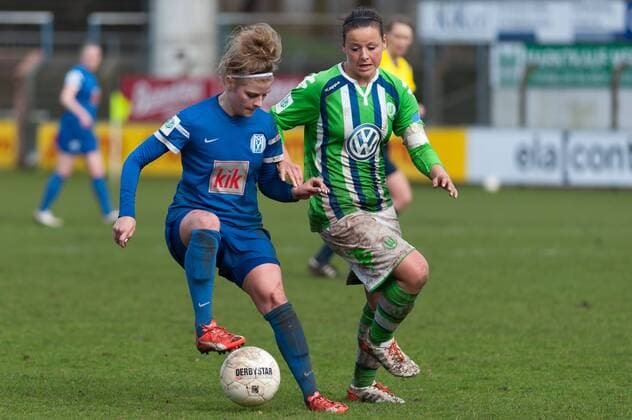 v.li.: Nele Schomaker (SV Meppen, 7) im Zweikampf mit Jasmin Sehan (VfL Wolfsburg II, 20), Fussball, 2. Frauen-Bundesliga Nord, SV Meppen - VfL Wolfsburg II, xobx