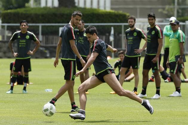 Fußball, Training Nationalteam Mexiko Mexican national soccer team Javier Herandez (C) participates in a training session in Mexico City, Mexico, 28 March 2016, prior to tomorrow s Russia 2018 qualifying match before Canada. EFE Jose Mendez MEXICAN NATIONAL SOCCER TEAM TRAINING SESSION !ACHTUNG: NUR REDAKTIONELLE NUTZUNG!  CDM002 20160328-635947997694211825