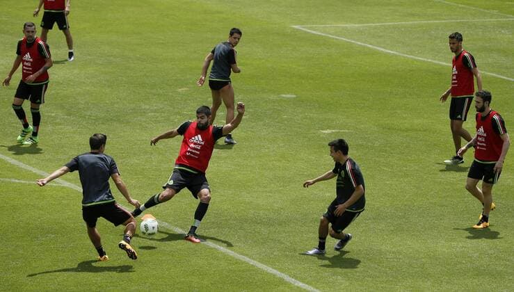 Fußball, Training Nationalteam Mexiko Mexican national soccer team players participate in a training session in Mexico City, Mexico, 28 March 2016, prior to tomorrow s Russia 2018 qualifying match before Canada. EFE Jose Mendez MEXICAN NATIONAL SOCCER TEAM TRAINING SESSION !ACHTUNG: NUR REDAKTIONELLE NUTZUNG!  CDM003 20160328-635947997705911750