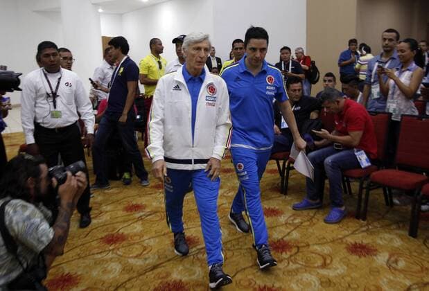 Fußball, PK Nationalteam Kolumbien Clombian national soccer team manager Jose Pekerman (L) arrives at a presser in Barranquilla, Colombia, 28 March 2016, where the Ecuador and Colombia will hold a Russia 2018 World Cup qualifying match tomorrow. EFE Mauricio Duenas Castaneda ECUADORAN NATIONAL SOCCER TEAM PLAYERS PRESSER !ACHTUNG: NUR REDAKTIONELLE NUTZUNG!  BAQ003 20160328-635948013580311010