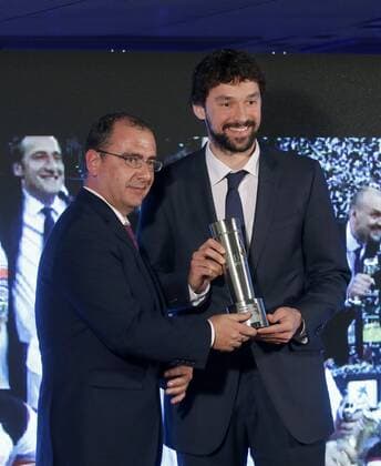 Real Madrid assistant and Spanish basketball national team Nationalteam player Sergio Llul (R) and journalist Juan Ignacio Gallardo after receiving an award for Real Madrid s successful season during the first annual Madrilenian Sports Press Awards at Cecilio Rodriguez Gardens Pavilion of El Retiro park in Madrid, Spain, 28 March 2016. MADRILENIAN SPORTS PRESS AWARDS !ACHTUNG: NUR REDAKTIONELLE NUTZUNG!  MDR002 20160328-635948033509767929