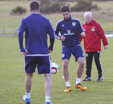 FuÃŸball, Training Nationalteam Schottland 28.03.2016. Mar Hall, Glasgow, Scotland. International Football Scotland Training and Media Event. Gordon Strachan keeps a close eye on Grant Hanley and Charlie Mulgrew xGeorgariouxVagelisx  ActionPlus11723103
