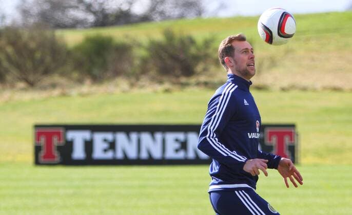 FuÃŸball, Training Nationalteam Schottland 28.03.2016. Mar Hall, Glasgow, Scotland. International Football Scotland Training and Media Event. Steven Whittaker brings the ball under control xGeorgariouxVagelisx  ActionPlus11723115