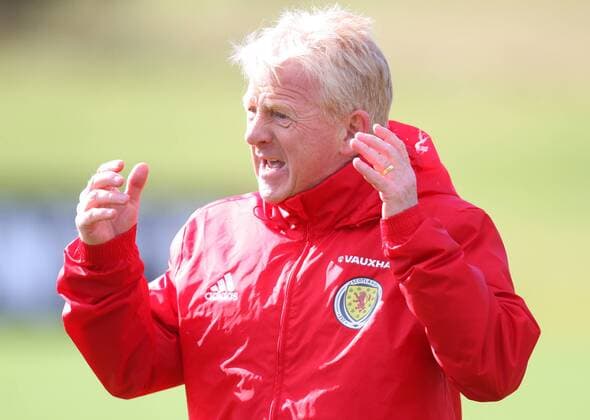FuÃŸball, Training Nationalteam Schottland 28.03.2016. Mar Hall, Glasgow, Scotland. International Football Scotland Training and Media Event. Gordon Strachan tries to get his point across to the players xGeorgariouxVagelisx  ActionPlus11723117