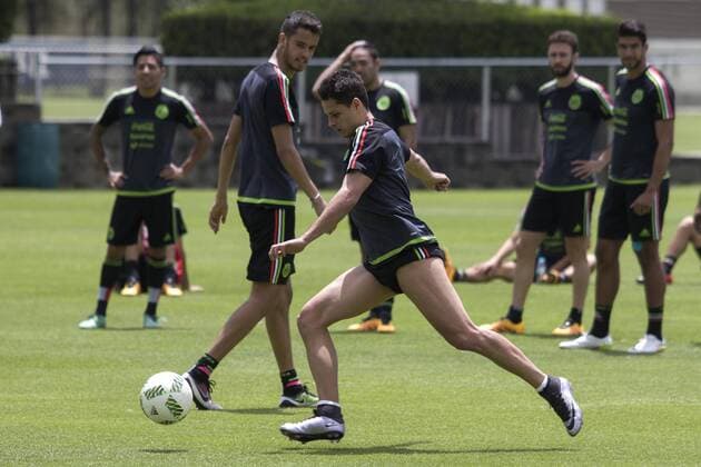 (160329) -- MEXICO CITY, March 29, 2016 -- Mexico s national team Nationalteam player Javier Hernandez (C) takes part in a training session at High Performance Center (CAR, for its acronym in Spanish), in Mexico City, capital of Mexico, on March 28, 2016. Mexico s National Team will play with Canada on March 29 in a qualifying match for the 2018 Russia World Cup. ) (SP)MEXICO-MEXICO CITY-SOCCER-NATIONAL TEAM AlejandroxAyala 