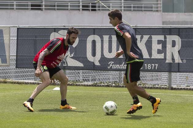 (160329) -- MEXICO CITY, March 29, 2016 -- Mexico s national team Nationalteam players Miguel Layun (L) and Isaac Brizuela take part in a training session at High Performance Center (CAR, for its acronym in Spanish), in Mexico City, capital of Mexico, on March 28, 2016. Mexico s National Team will play with Canada on March 29 in a qualifying match for the 2018 Russia World Cup. ) (SP)MEXICO-MEXICO CITY-SOCCER-NATIONAL TEAM AlejandroxAyala 