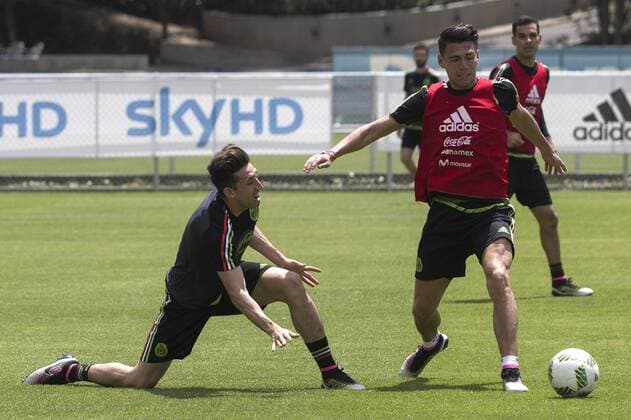 (160329) -- MEXICO CITY, March 29, 2016 -- Mexico s national team Nationalteam players Hector Herrera (L) and Hector Moreno take part in a training session at High Performance Center (CAR, for its acronym in Spanish), in Mexico City, capital of Mexico, on March 28, 2016. Mexico s National Team will play with Canada on March 29 in a qualifying match for the 2018 Russia World Cup. ) (SP)MEXICO-MEXICO CITY-SOCCER-NATIONAL TEAM AlejandroxAyala 