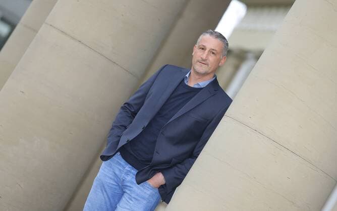Fußball, Fotoshooting Jürgen Kramny - VfB Stuttgart Fußball Bundesliga VfB Stuttgart , Trainer Jürgen Kramny in Bad Cannstatt