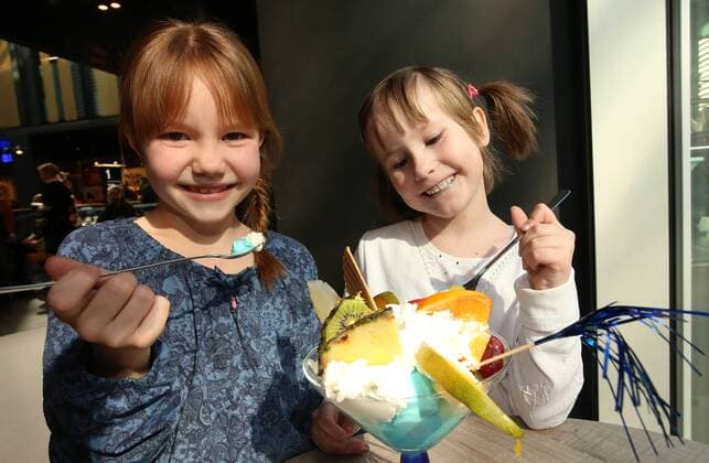 Chemnitz, 26.03.2016, Höfe am Brühl, Fussball, 3. Liga, Daniel Frahn Spieler des Chemnitzer FC eröffnet mit Henrik Ernst und Christian Müller in Leipzig das Eiscafe La Luna. , Im Bild: Neele (7) und Mathilda (5) sind begeistert von Daniel Frahns Eisbecher. ,