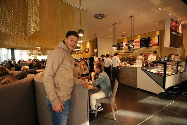 Chemnitz, 26.03.2016, Höfe am Brühl, Fussball, 3. Liga, Daniel Frahn Spieler des Chemnitzer FC eröffnet mit Henrik Ernst und Christian Müller in Leipzig das Eiscafe La Luna. , Im Bild: Daniel Frahn im Cafe. ,