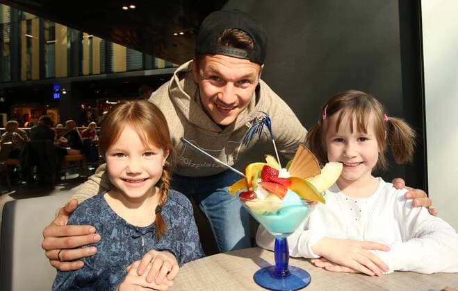 Chemnitz, 26.03.2016, Höfe am Brühl, Fussball, 3. Liga, Daniel Frahn Spieler des Chemnitzer FC eröffnet mit Henrik Ernst und Christian Müller in Leipzig das Eiscafe La Luna. , Im Bild: Neele (7) und Mathilda (5) sind begeistert von Daniel Frahns Eisbecher. ,