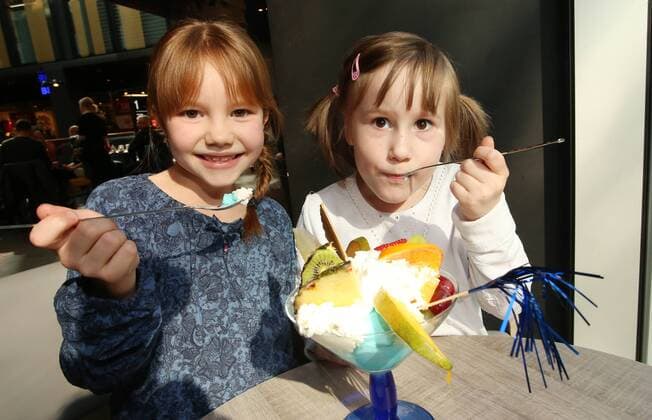 Chemnitz, 26.03.2016, Höfe am Brühl, Fussball, 3. Liga, Daniel Frahn Spieler des Chemnitzer FC eröffnet mit Henrik Ernst und Christian Müller in Leipzig das Eiscafe La Luna. , Im Bild: Neele (7) und Mathilda (5) sind begeistert von Daniel Frahns Eisbecher. ,