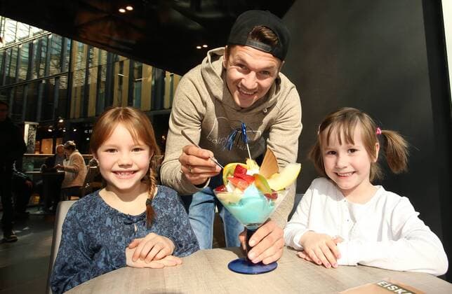 Chemnitz, 26.03.2016, Höfe am Brühl, Fussball, 3. Liga, Daniel Frahn Spieler des Chemnitzer FC eröffnet mit Henrik Ernst und Christian Müller in Leipzig das Eiscafe La Luna. , Im Bild: Neele (7) und Mathilda (5) sind begeistert von Daniel Frahns Eisbecher. ,