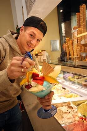 Chemnitz, 26.03.2016, Höfe am Brühl, Fussball, 3. Liga, Daniel Frahn Spieler des Chemnitzer FC eröffnet mit Henrik Ernst und Christian Müller in Leipzig das Eiscafe La Luna. , Im Bild: Daniel Frahn im Cafe. ,