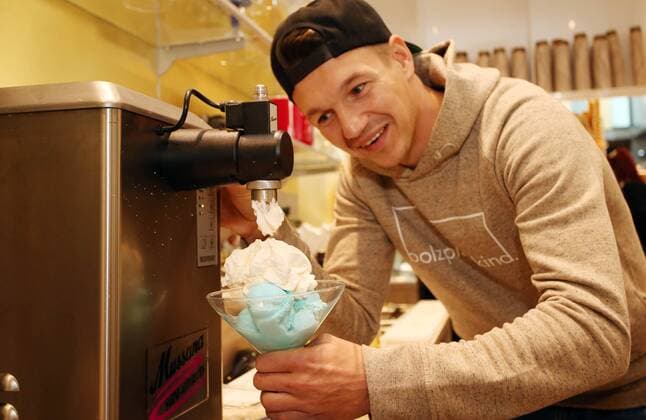 Chemnitz, 26.03.2016, Höfe am Brühl, Fussball, 3. Liga, Daniel Frahn Spieler des Chemnitzer FC eröffnet mit Henrik Ernst und Christian Müller in Leipzig das Eiscafe La Luna. , Im Bild: Daniel Frahn im Cafe. ,