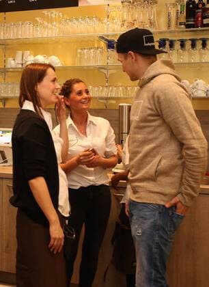 Chemnitz, 26.03.2016, Höfe am Brühl, Fussball, 3. Liga, Daniel Frahn Spieler des Chemnitzer FC eröffnet mit Henrik Ernst und Christian Müller in Leipzig das Eiscafe La Luna. , Im Bild: Daniel Frahn im Cafe. ,