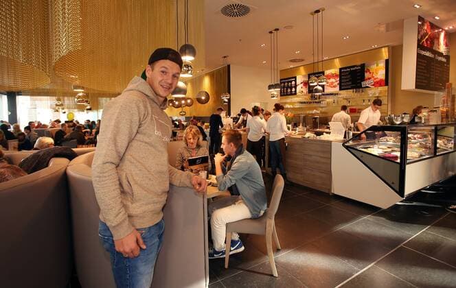 Chemnitz, 26.03.2016, Höfe am Brühl, Fussball, 3. Liga, Daniel Frahn Spieler des Chemnitzer FC eröffnet mit Henrik Ernst und Christian Müller in Leipzig das Eiscafe La Luna. , Im Bild: Daniel Frahn im Cafe. ,