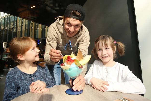 Chemnitz, 26.03.2016, Höfe am Brühl, Fussball, 3. Liga, Daniel Frahn Spieler des Chemnitzer FC eröffnet mit Henrik Ernst und Christian Müller in Leipzig das Eiscafe La Luna. , Im Bild: Neele (7) und Mathilda (5) sind begeistert von Daniel Frahns Eisbecher. ,