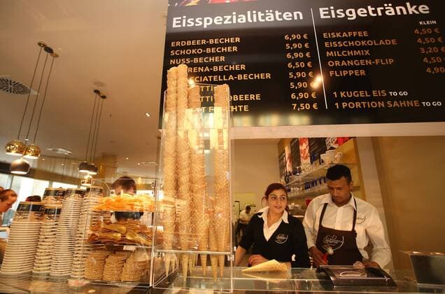Chemnitz, 26.03.2016, Höfe am Brühl, Fussball, 3. Liga, Daniel Frahn Spieler des Chemnitzer FC eröffnet mit Henrik Ernst und Christian Müller in Leipzig das Eiscafe La Luna. , Im Bild: Eiscafe Übersicht. ,