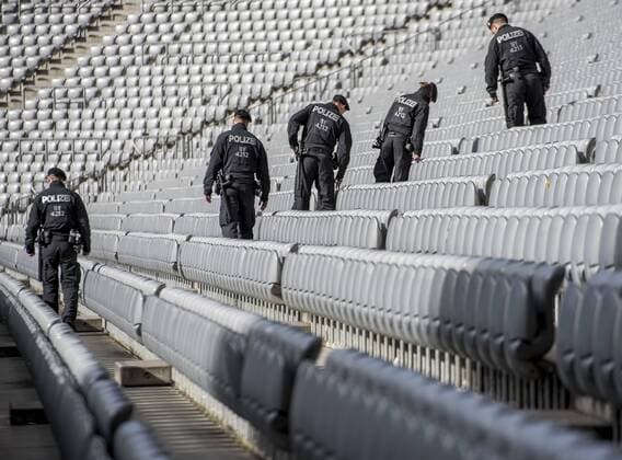 Fußball, Polizei durchsucht die Allianzarena vor dem Länderspiel Deutschland - Italien FREUNDSCHAFTSSPIEL DEUTSCHLAND - ITALIEN IN MÜNCHEN 29 03 2016 - München: Das Länderspiel zwischen Deutschland und Italien am 29. März 2016 in der Münchner Allianz Arena. Vor Einlassbeginn laufen Polizisten die Reihen im Stadion ab. _________________