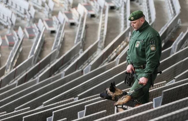 Fußball, Polizei durchsucht die Allianzarena vor dem Länderspiel Deutschland - Italien SOCCER - GER vs ITA, test match MUNICH,GERMANY,29.MAR.16 - SOCCER - international match Länderspiel Germany vs Italy, friendly match. Image shows a policemen with a dog. GEPAxpictures xThomasxBachun