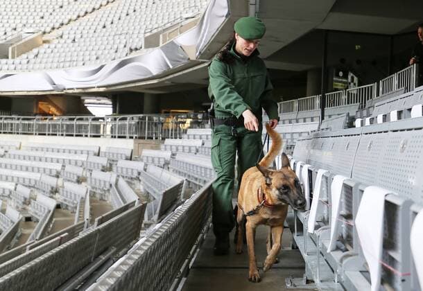 Fußball, Polizei durchsucht die Allianzarena vor dem Länderspiel Deutschland - Italien SOCCER - GER vs ITA, test match MUNICH,GERMANY,29.MAR.16 - SOCCER - international match Länderspiel Germany vs Italy, friendly match. Image shows a policewoman with a dog. GEPAxpictures xThomasxBachun
